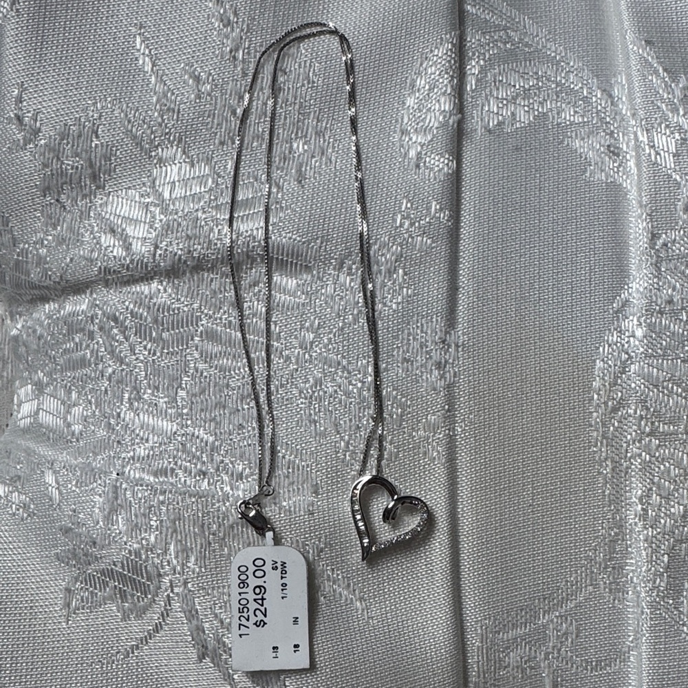 NEW Kay Jeweler Elegant Diamond round cut Heart Pendant Necklace—- 1/10 CT